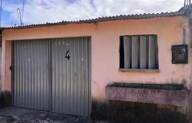 Imagem: A casa possui 1 Dormitório, 2 Banheiros e 1 Vaga na garagem