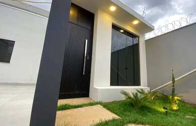 Imagem: A casa possui 3 Dormitórios, 2 Banheiros, 2 Vagas na garagem