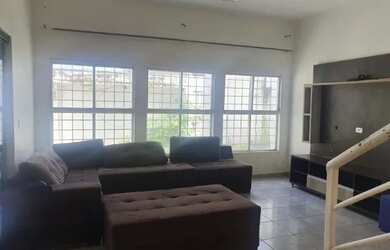 Imagem: A casa possui 5 Dormitórios, 3 Banheiros, 2 Vagas na garagem