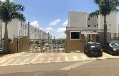 Imagem: O apartamento possui 2 Dormitórios, 1 Banheiro, 1 Vaga na garagem