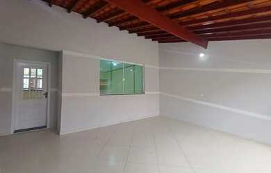 Imagem: A casa possui 3 Dormitórios, 1 Banheiro, 2 Vagas na garagem