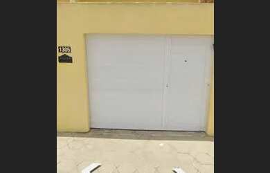 Imagem: A casa possui 2 Dormitórios, 2 Banheiros, 2 Vagas na garagem