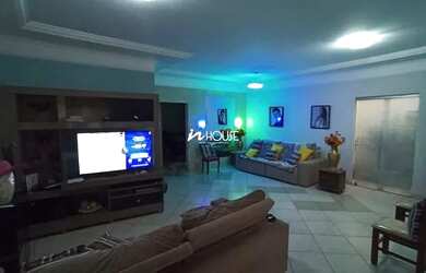 Imagem: A casa possui 5 Dormitórios, 3 Banheiros, 4 Vagas na garagem