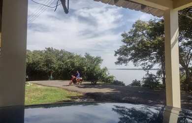 Imagem: A casa possui 3 Dormitórios, 1 Banheiro, 2 Vagas na garagem