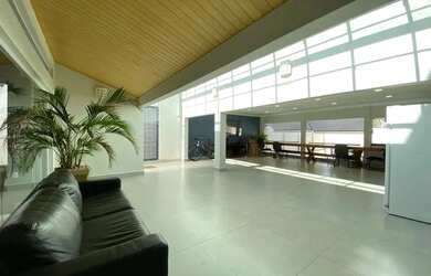 Imagem: A casa possui 4 Dormitórios, 5 Banheiros, 4 Vagas na garagem