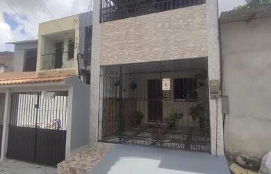 Imagem: A casa possui 3 Dormitórios, 2 Banheiros, 1 Vaga na garagem