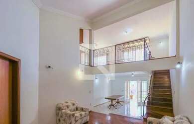 Imagem: A casa possui 3 Dormitórios, 5 Banheiros, 2 Vagas na garagem