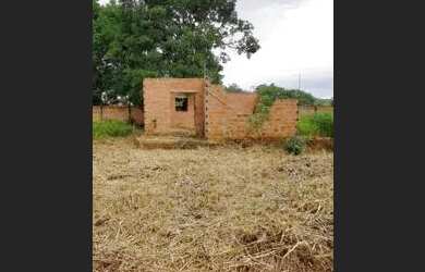 Imagem: A casa possui 2 Dormitórios, 1 Banheiro e 1 Vaga na garagem