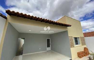 Imagem: A casa possui 3 Dormitórios, 2 Banheiros, 2 Vagas na garagem