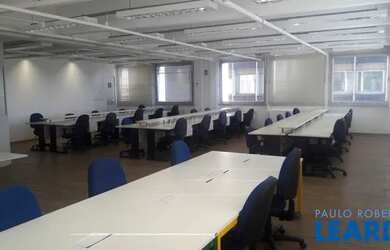 Imagem: O depósito possui 5 Vagas na garagem, 416m² de Área e está