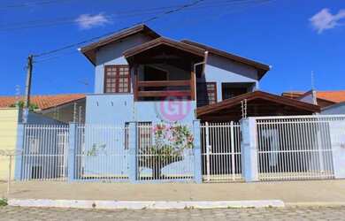 Imagem: A casa possui 3 Dormitórios, 3 Banheiros, 2 Vagas na garagem