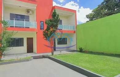 Imagem: A casa possui 3 Dormitórios, 2 Banheiros, 5 Vagas na garagem