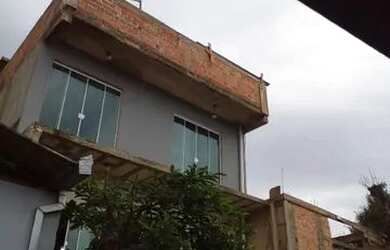 Imagem: A casa possui 3 Dormitórios, 2 Banheiros, 1 Vaga na garagem