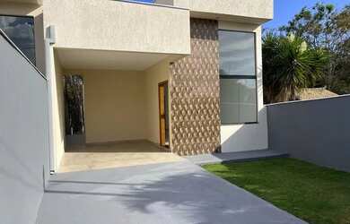 Imagem: A casa possui 3 Dormitórios, 2 Banheiros, 2 Vagas na garagem