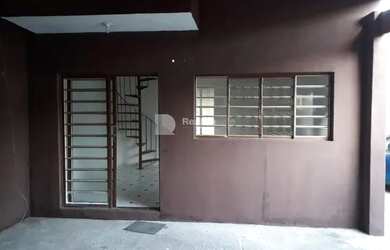 Imagem: A casa possui 3 Dormitórios, 2 Banheiros, 5 Vagas na garagem