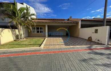 Imagem: A casa possui 3 Dormitórios, 2 Banheiros, 2 Vagas na garagem