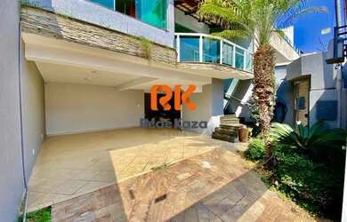 Imagem: A casa possui 3 Dormitórios, 3 Banheiros, 4 Vagas na garagem