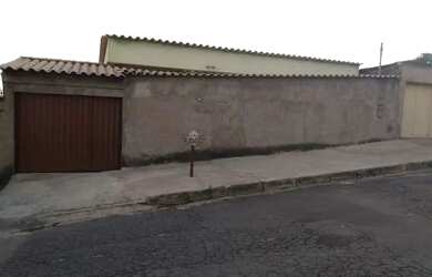 Imagem: A casa possui 3 Dormitórios, 2 Banheiros, 2 Vagas na garagem