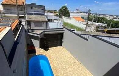 Imagem: A casa possui 3 Dormitórios, 3 Banheiros, 2 Vagas na garagem