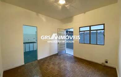 Imagem: A casa possui 1 Dormitório, 1 Banheiro, 1 Vaga na garagem