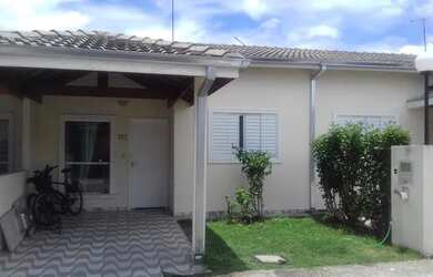 Imagem: A casa possui 2 Dormitórios, 1 Banheiro, 2 Vagas na garagem