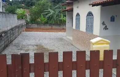 Imagem: A casa possui 1 Dormitório, 1 Banheiro, 2 Vagas na garagem