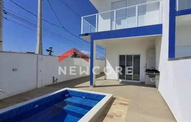 Imagem: A casa possui 3 Dormitórios, 1 Banheiro, 2 Vagas na garagem