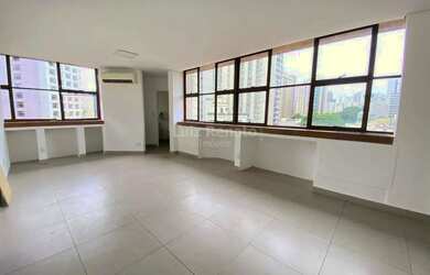 Imagem: O depósito possui 2 Vagas na garagem e 200m² de Área e está