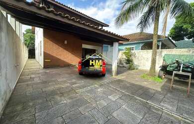 Imagem: A casa possui 5 Dormitórios, 4 Banheiros, 4 Vagas na garagem