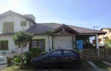 Imagem: A casa possui 3 Dormitórios, 1 Banheiro, 1 Vaga na garagem