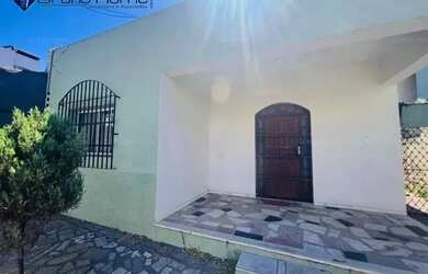 Imagem: A casa possui 3 Dormitórios, 2 Banheiros, 1 Vaga na garagem