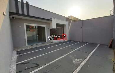 Imagem: A casa possui 3 Dormitórios, 2 Banheiros, 2 Vagas na garagem