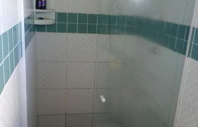 Imagem 5: Vendo uma casa em Guarapari no bairro coroado. A casa tem três quartos sala espaçosa