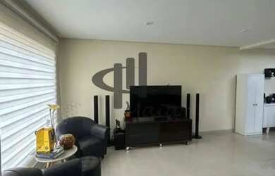 Imagem: A casa possui 3 Dormitórios, 3 Banheiros, 4 Vagas na garagem