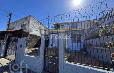 Imagem: A casa possui 4 Dormitórios, 2 Banheiros, 4 Vagas na garagem