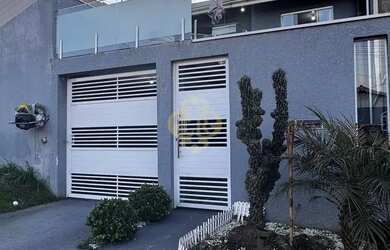 Imagem: A casa possui 3 Dormitórios, 2 Banheiros, 1 Vaga na garagem