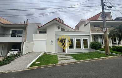 Imagem: A casa em condomínio possui 4 Dormitórios, 4 Banheiros, 3