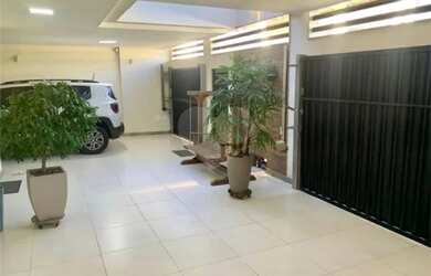 Imagem: A casa possui 3 Dormitórios, 2 Banheiros, 1 Vaga na garagem