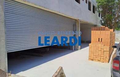 Imagem: O depósito possui 4 Vagas na garagem, 160m² de Área e está