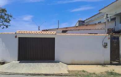 Imagem: A casa possui 2 Dormitórios, 1 Banheiro, 1 Vaga na garagem