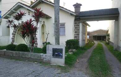 Imagem: A casa possui 3 Dormitórios, 1 Banheiro, 2 Vagas na garagem