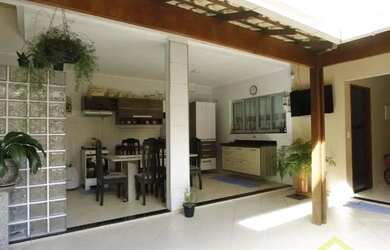 Imagem: A casa possui 4 Dormitórios, 3 Banheiros, 2 Vagas na garagem