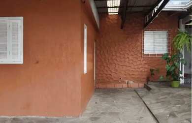 Imagem: A casa possui 2 Dormitórios, 1 Banheiro, 2 Vagas na garagem