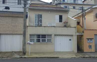 Imagem: A casa possui 3 Dormitórios, 2 Banheiros, 1 Vaga na garagem