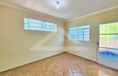 Imagem: A casa possui 2 Dormitórios, 2 Banheiros, 4 Vagas na garagem