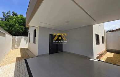 Imagem: A casa possui 3 Dormitórios, 2 Banheiros, 2 Vagas na garagem