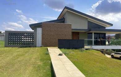 Imagem: A casa em condomínio possui 3 Dormitórios, 4 Banheiros, 4