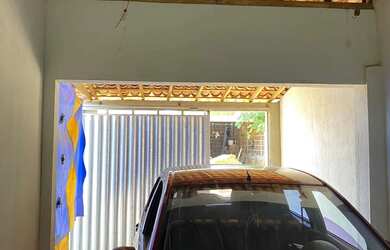 Imagem: A casa possui 3 Dormitórios, 2 Banheiros, 2 Vagas na garagem