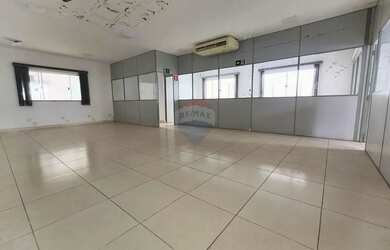 Imagem: O depósito possui 2 Vagas na garagem, 157m² de Área e está