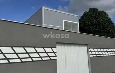 Imagem: A casa possui 4 Dormitórios, 3 Banheiros, 3 Vagas na garagem